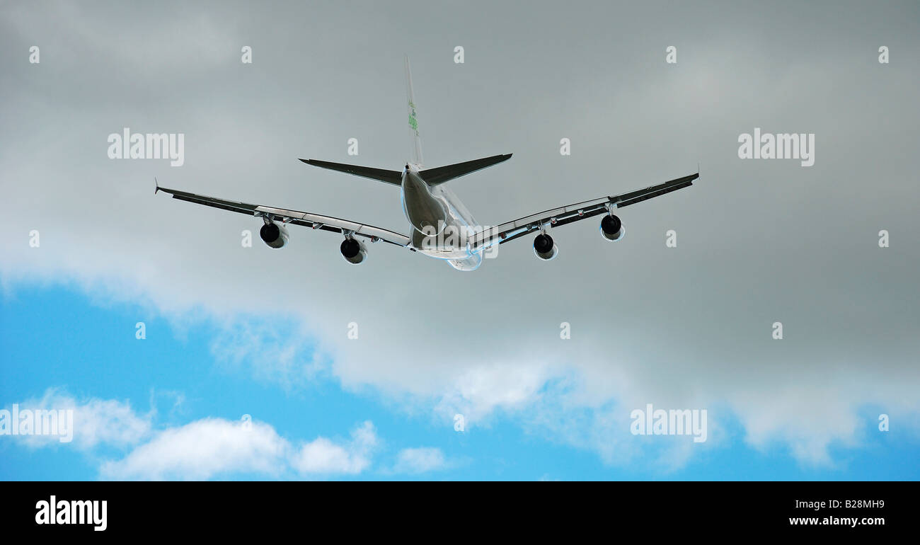 Airbus A380 jet passagers volant sous les nuages bas Banque D'Images
