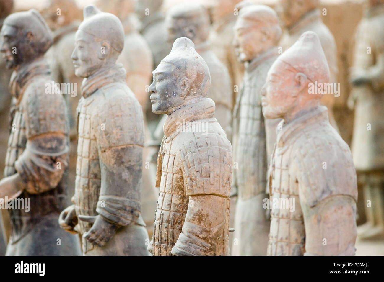 Les hommes d'infanterie à 1 chiffres dans les salles d'exposition Musée Qin de guerriers de terre cuite Xian Chine Banque D'Images