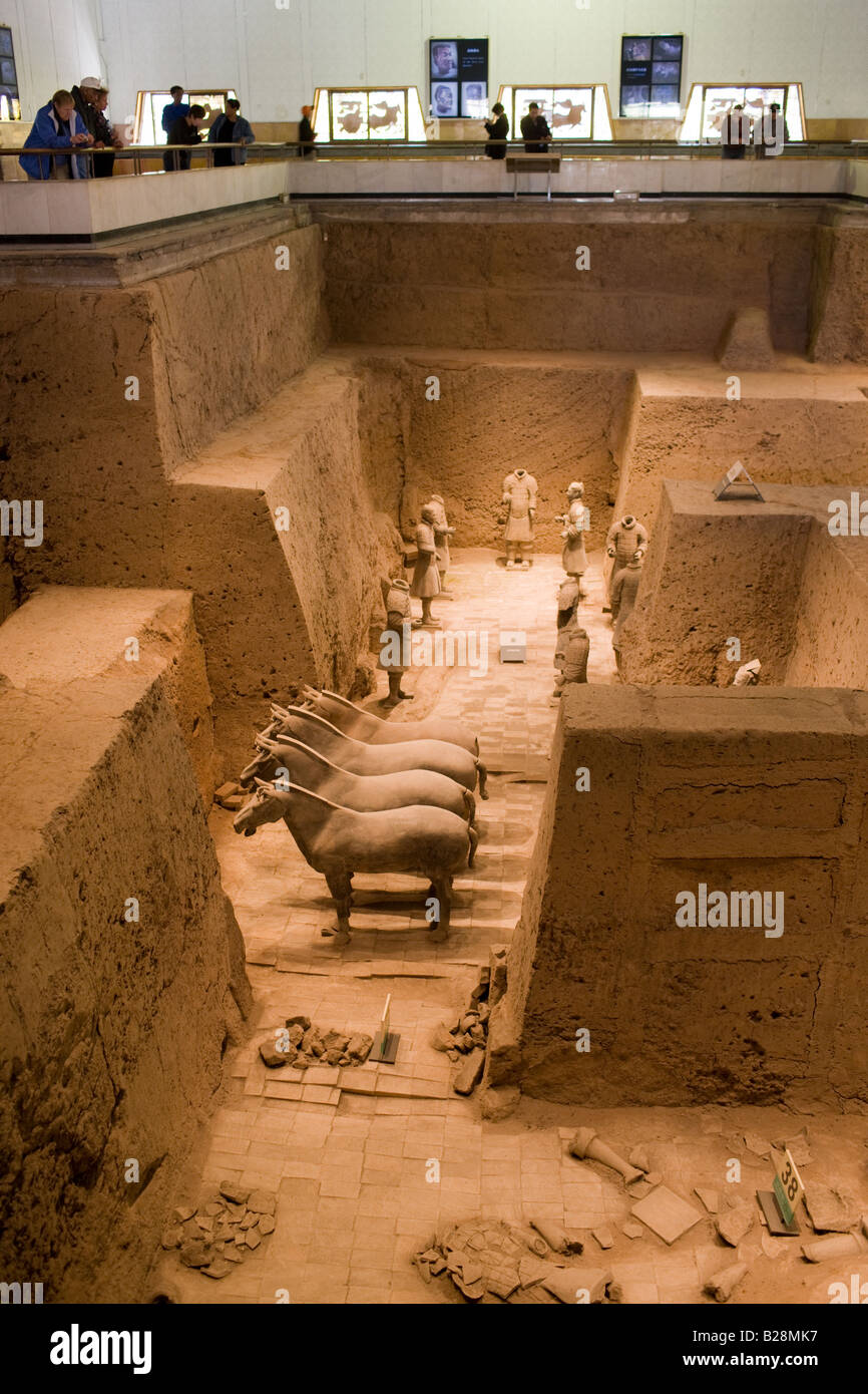 Les touristes voir Pit 3 contenant des chevaux et des guerriers qu'ils ont été trouvés au Musée de guerriers de terre cuite de Qin Chine Banque D'Images