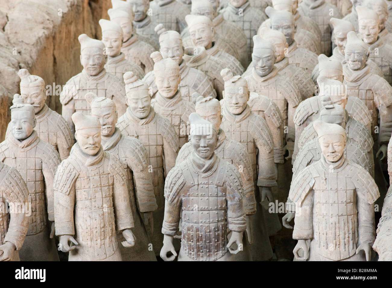 Les hommes d'infanterie à 1 chiffres dans les salles d'exposition Musée Qin de guerriers de terre cuite Xian Chine Banque D'Images