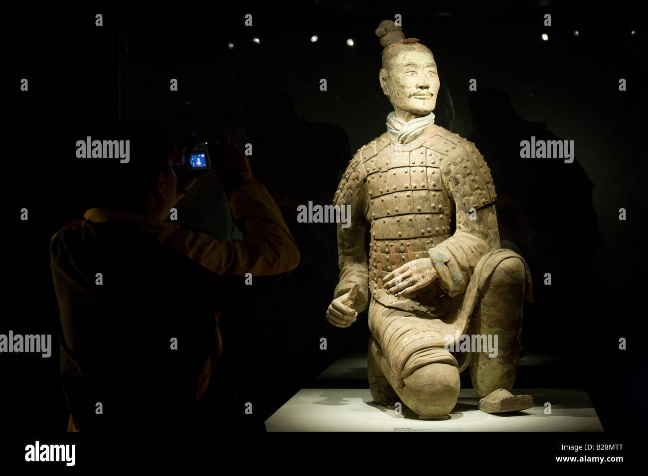 Archer à genoux trois couleurs de terre cuite sur l'affichage dans le musée d'histoire de Shaanxi Xian Chine Banque D'Images