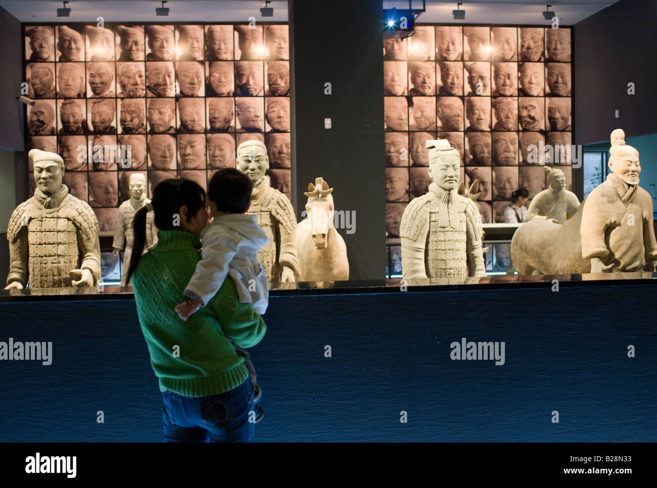 Les touristes voir guerriers de terre cuite sur l'affichage dans le musée d'histoire de Shaanxi Xian Chine Banque D'Images