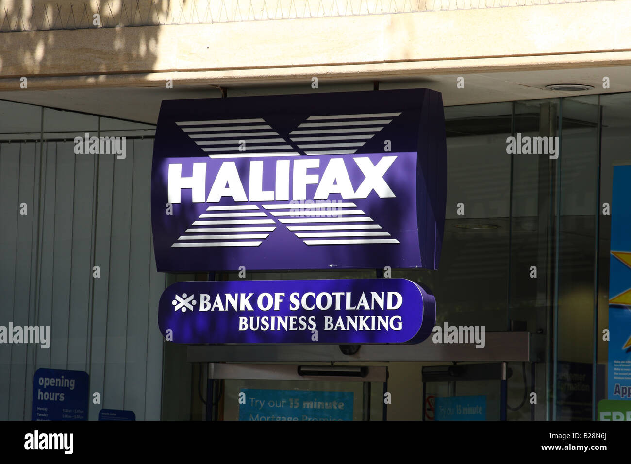 Halifax Bank (HBOS) signe sur un U.K high street Banque D'Images