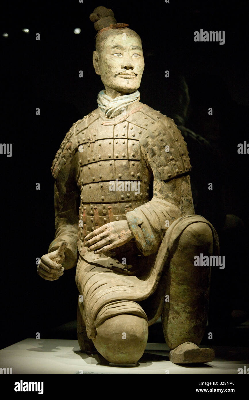 Archer à genoux trois couleurs de terre cuite sur l'affichage dans le musée d'histoire de Shaanxi Xian Chine Banque D'Images