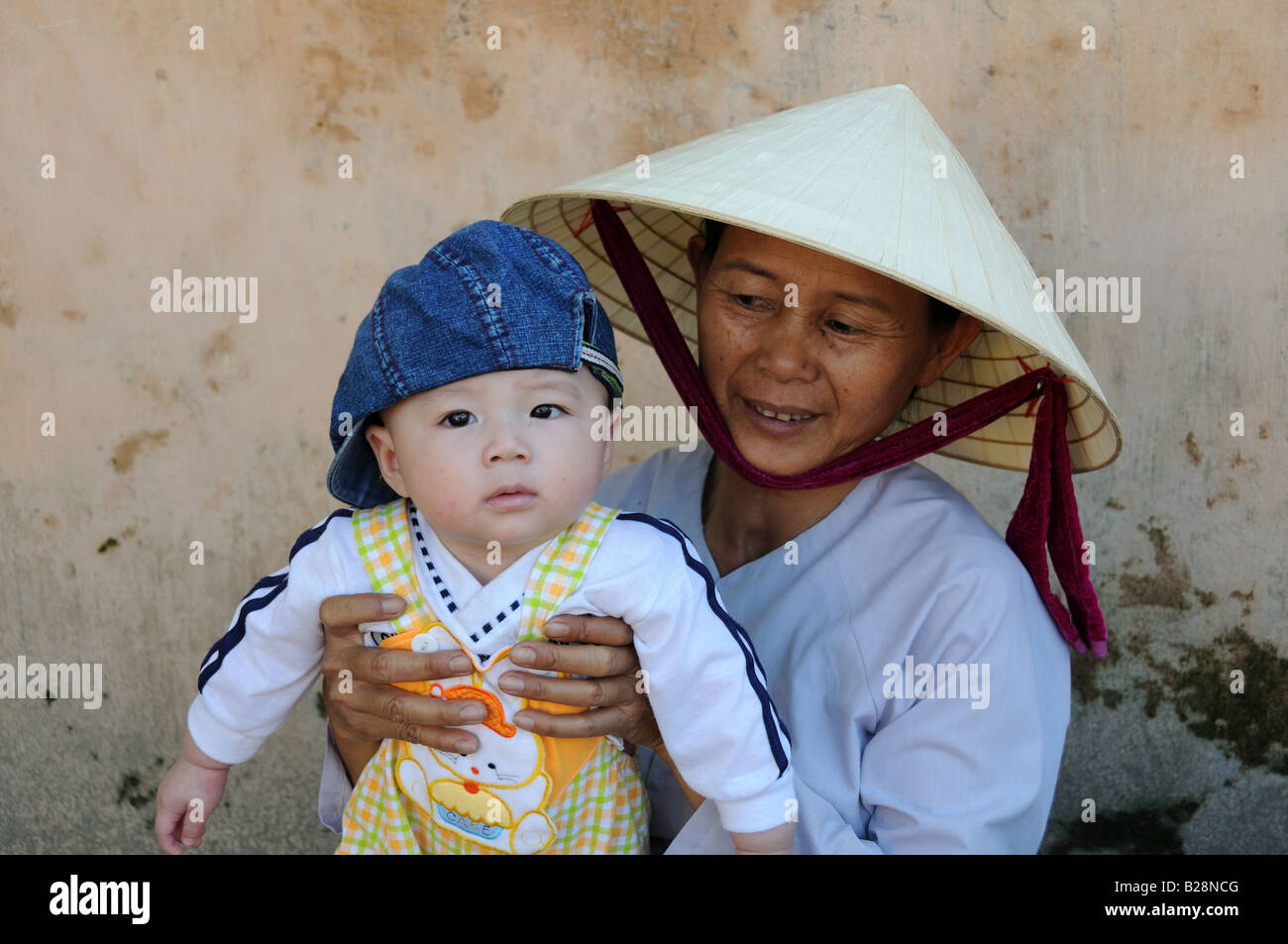 Grand Mere Et Bebe Garcon Vietnamien Vietnam Hue Photo Stock Alamy