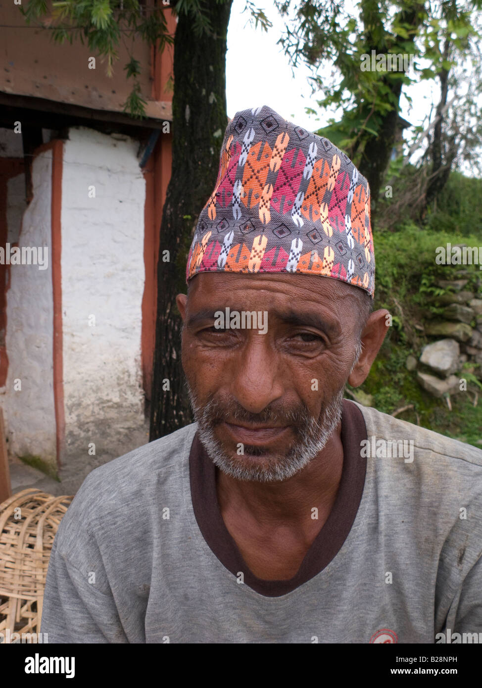 Vieux paysan népalais traditionnel dans la vallée de Pokhara au Népal Banque D'Images