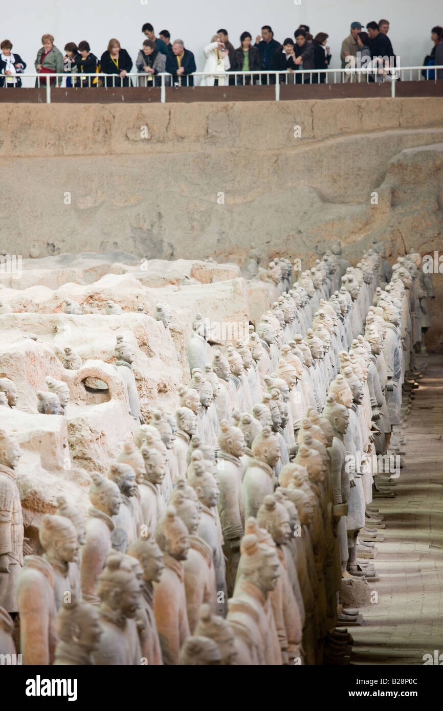 Les touristes voir les chiffres de l'infanterie à partir du bord de la fosse 1 au Musée Qin salles d'exposition de Terre Cuite Chine Banque D'Images