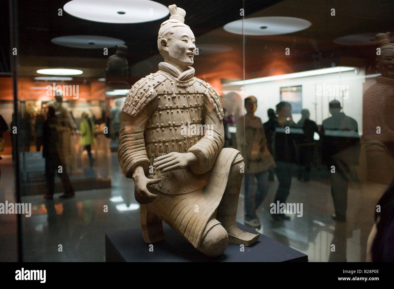 Guerrier Archer le seul chiffre trouvés intacts depuis la fosse 2 Charriots dans le hall d'exposition sur le site principal de Xian Chine Banque D'Images