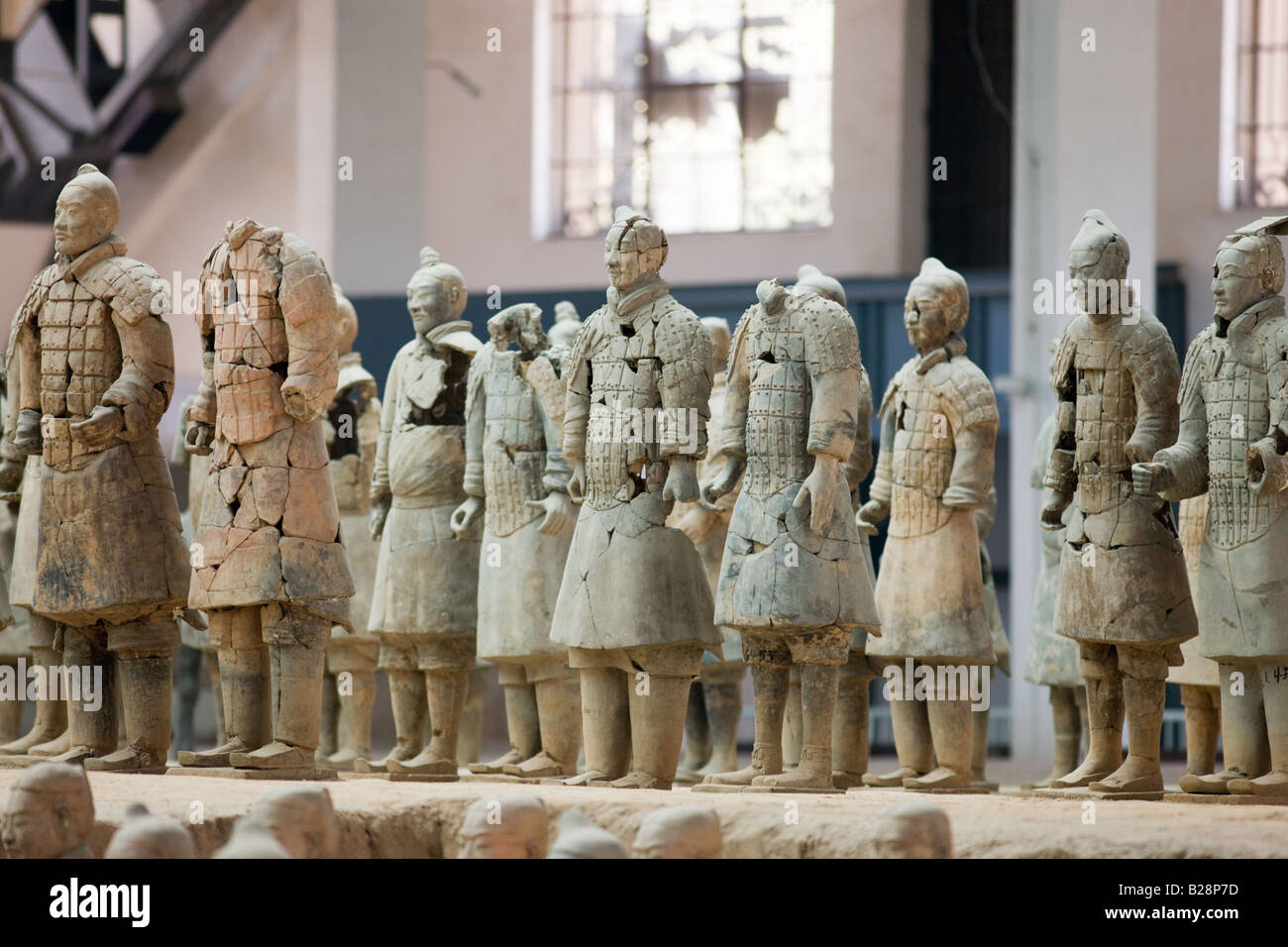 Les hommes d'infanterie incomplète au Musée Qin chiffres salles d'exposition de Terre Cuite Xian Chine Banque D'Images