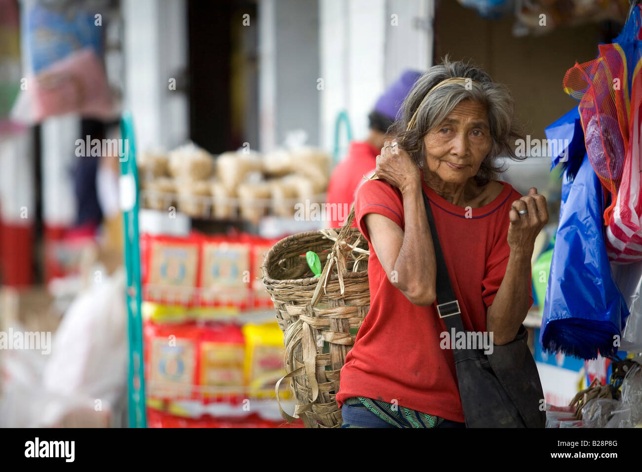 Une femme Mangyan promenades à travers le marché central de Mansalay, Oriental Mindoro, Philippines. Banque D'Images