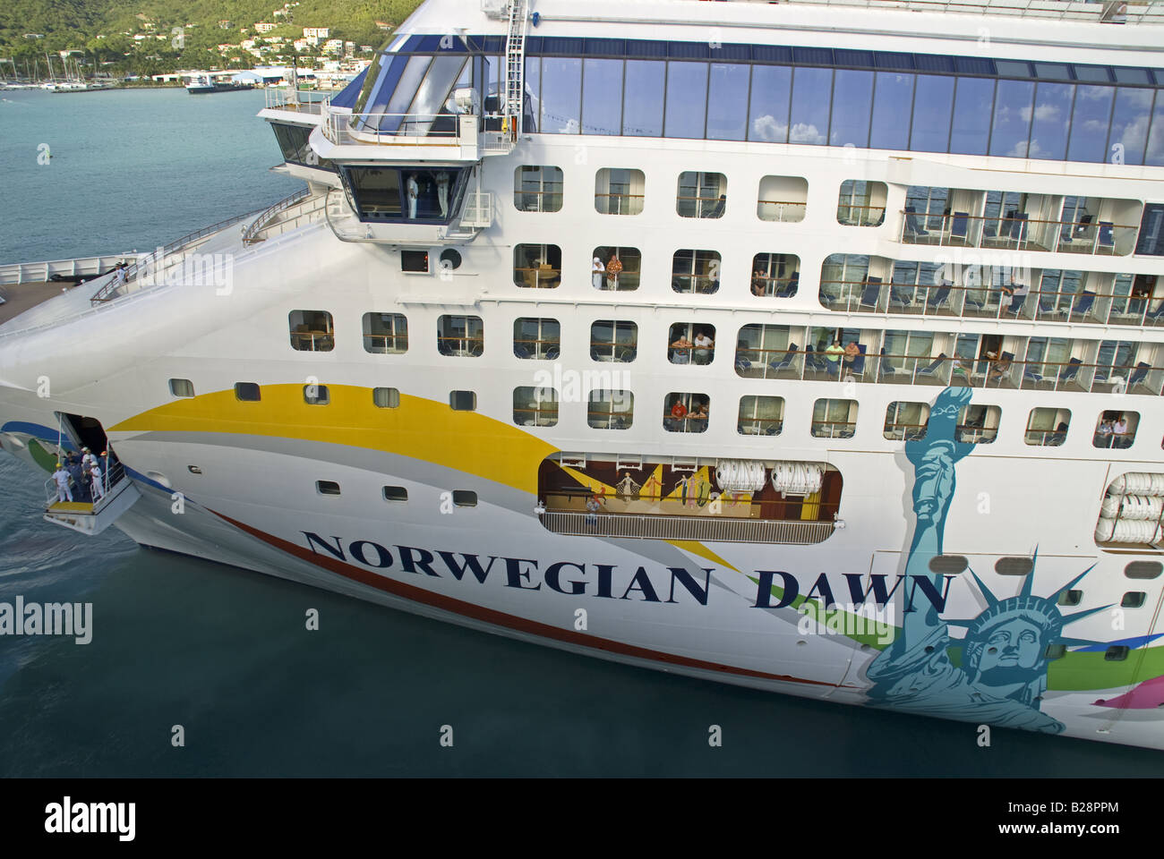 Bateau de croisière Norwegian Dawn, de la Norwegian Cruise Line, de quitter le port à Tortola Banque D'Images