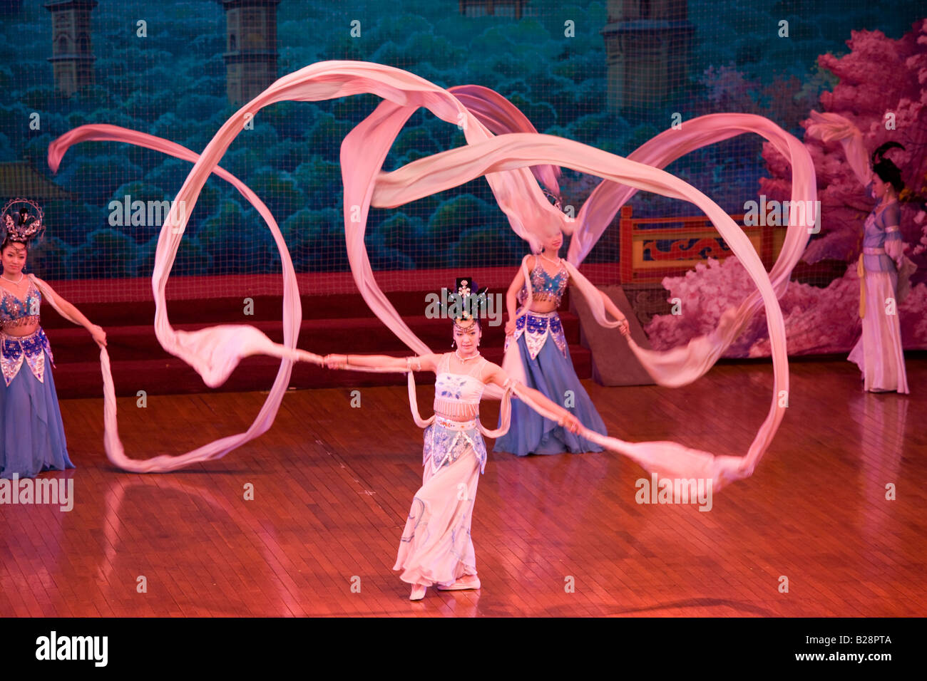 Danseurs aux foulards en soie dans le spectacle de danse Tang Grand Opera House de Shaanxi Xian Chine Banque D'Images