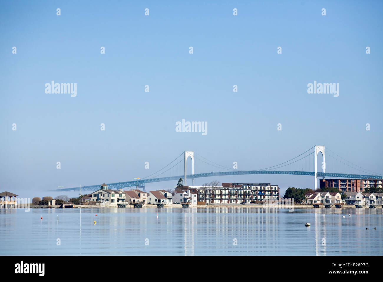 Le Cliaborne Pell pont reliant l'Île Aquidneck à Connanicut avec l'île de Goat Island en premier plan Banque D'Images