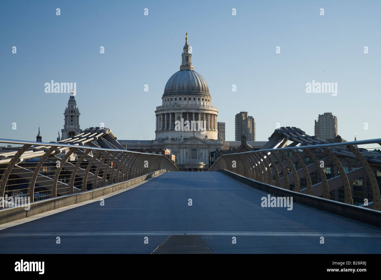 Tôt le matin soleil sur les câbles de suspension latérale du Millennium Bridge, London England Banque D'Images