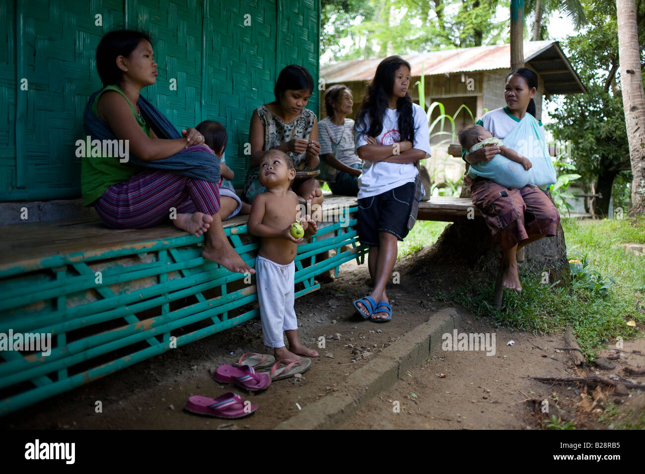 Mangyan de femmes et d'enfants dans le Panaytayan Mansalay près de la communauté, Mindoro oriental, Philippines. Banque D'Images