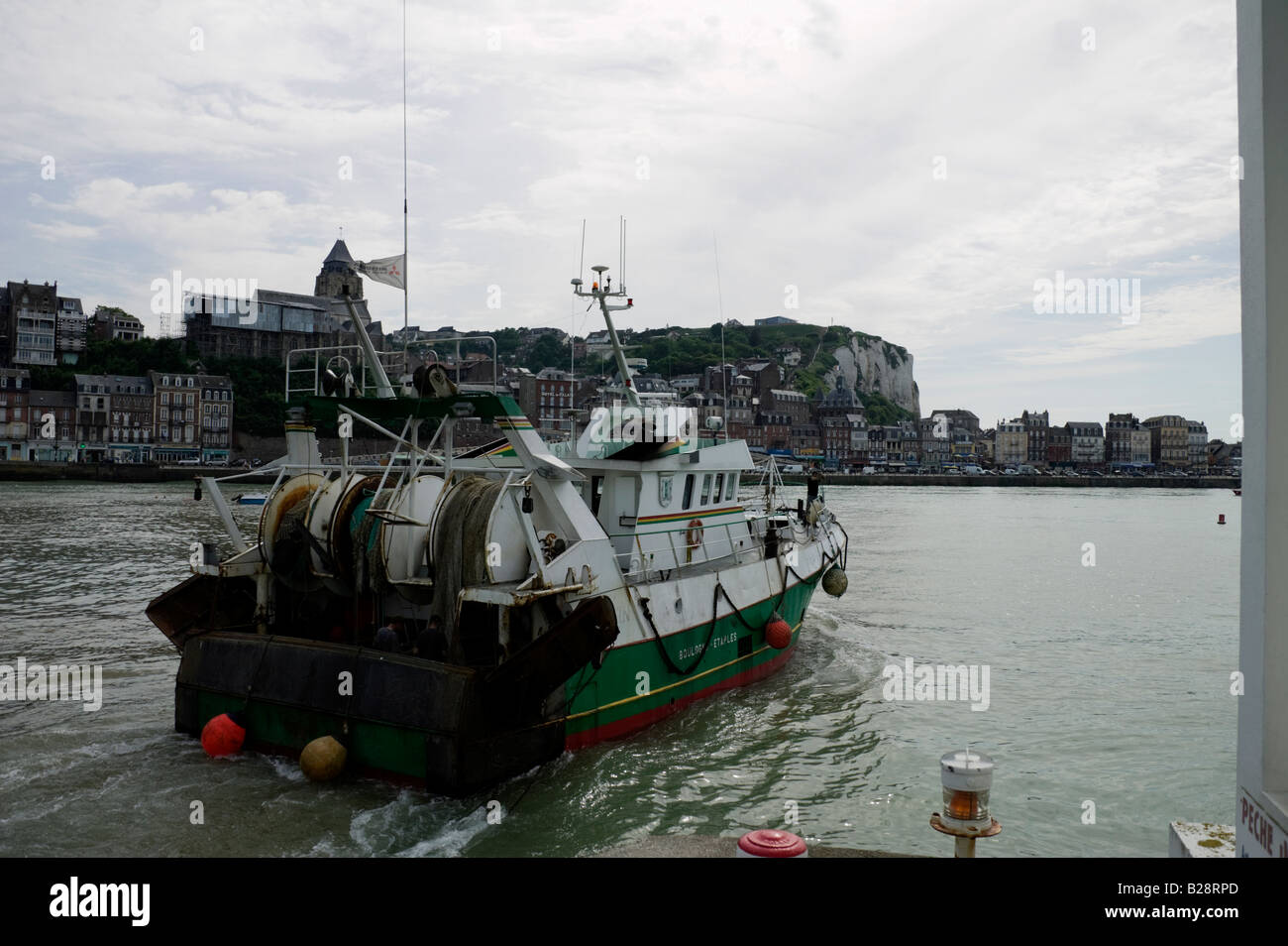 Bateau de pêche de quitter le port, le Treport, Normandie, France, Europe Banque D'Images