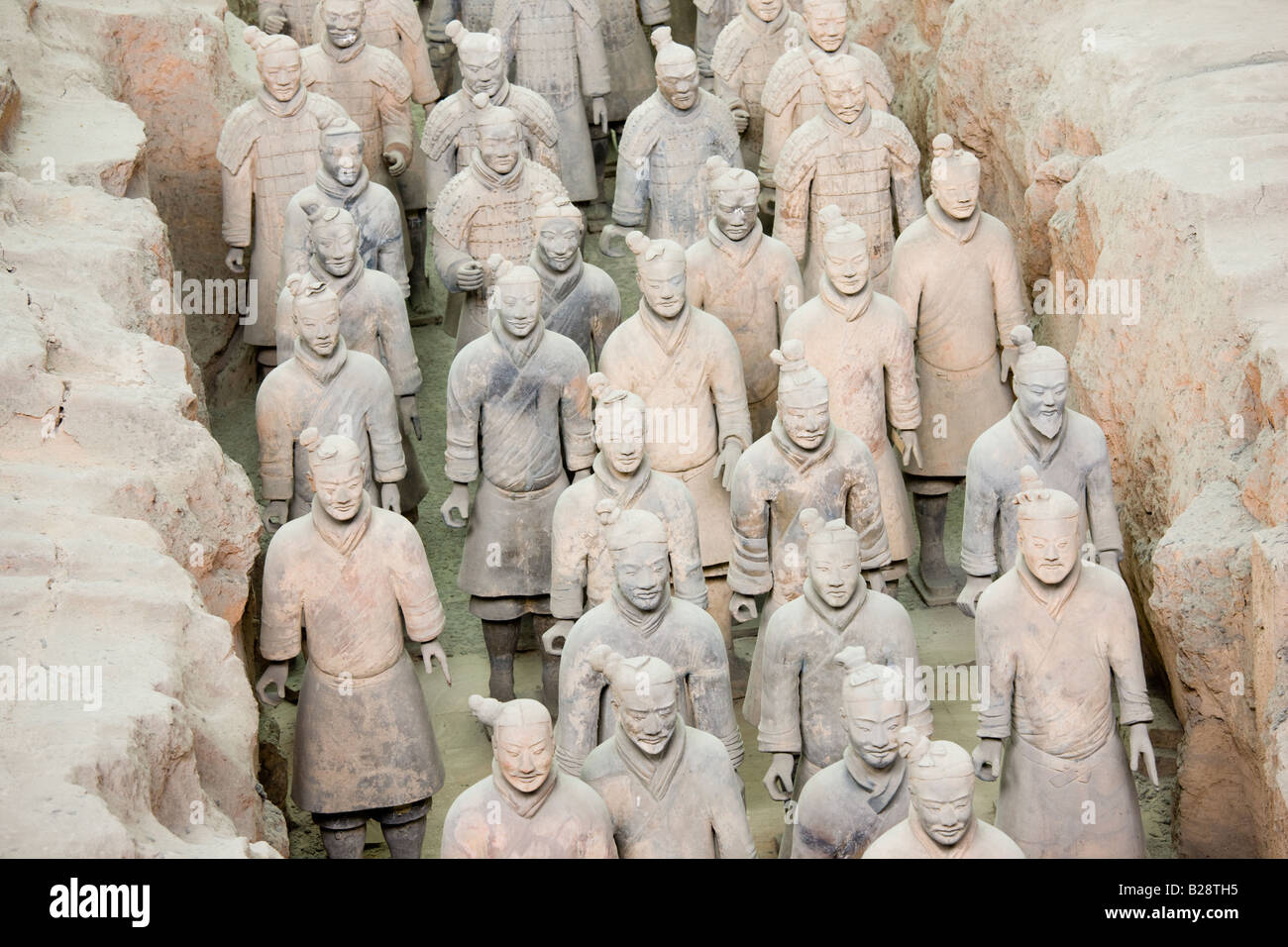 Les hommes d'infanterie à 1 chiffres dans les salles d'exposition Musée Qin de guerriers de terre cuite Xian Chine Banque D'Images
