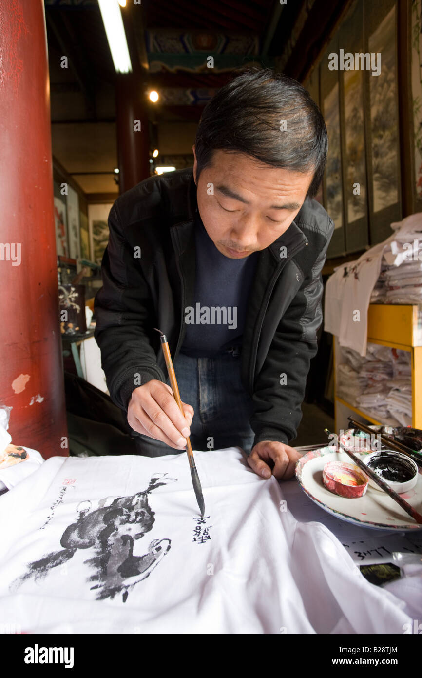 L'artiste chinois traditionnel au travail sur les souvenirs à la petite Pagode de l'Oie Sauvage cadeaux Xian Chine Banque D'Images