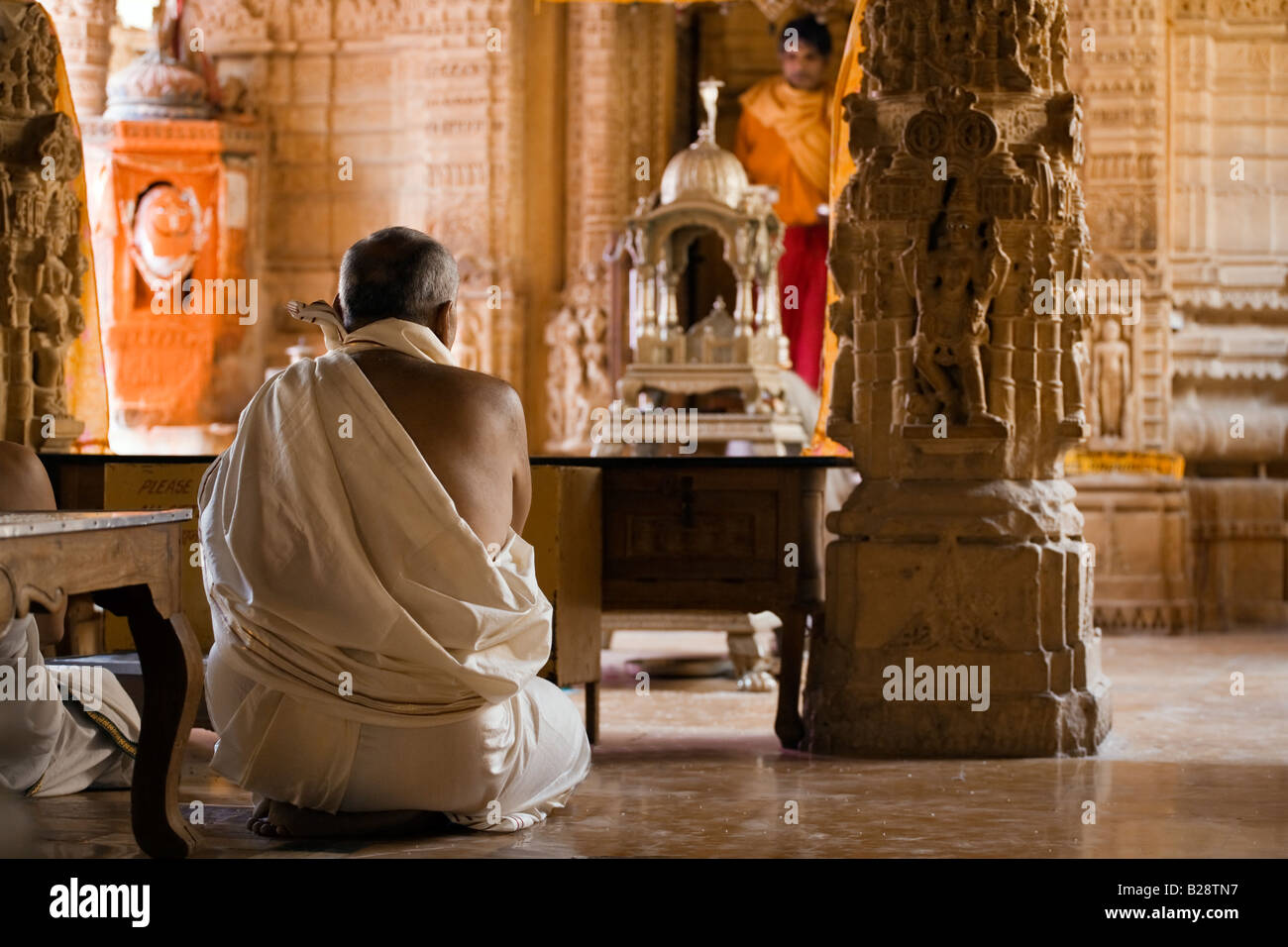 Un dévot Jain fait une prière à l'intérieur d'un temple Jain dans le FORT DE JAISALMER RAJASTHAN INDE Banque D'Images