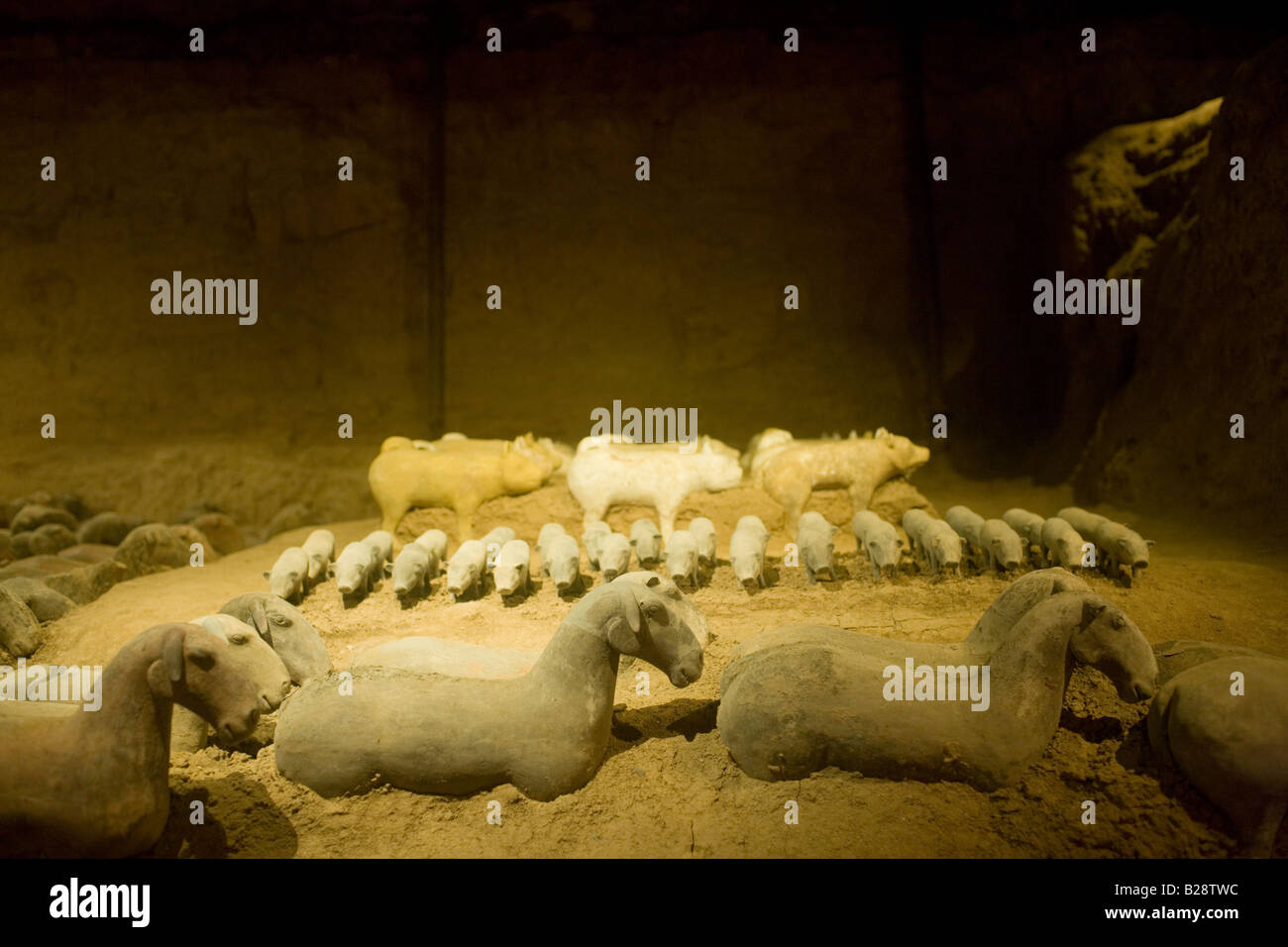 Les figures animales en terre cuite dont les porcelets et moutons à la Dynastie Han tombe de Han Yang Ling Xian Chine Banque D'Images