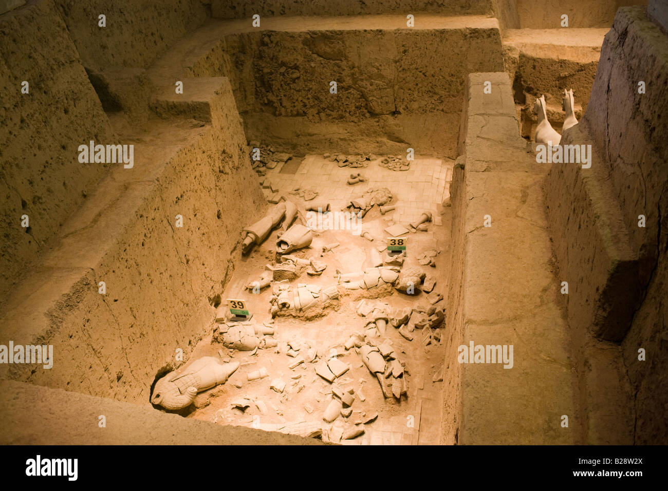 3 Fosse contenant des chevaux et des guerriers qu'ils ont été trouvés dans les salles d'exposition Musée Qin guerriers en terre cuite de Chine Banque D'Images