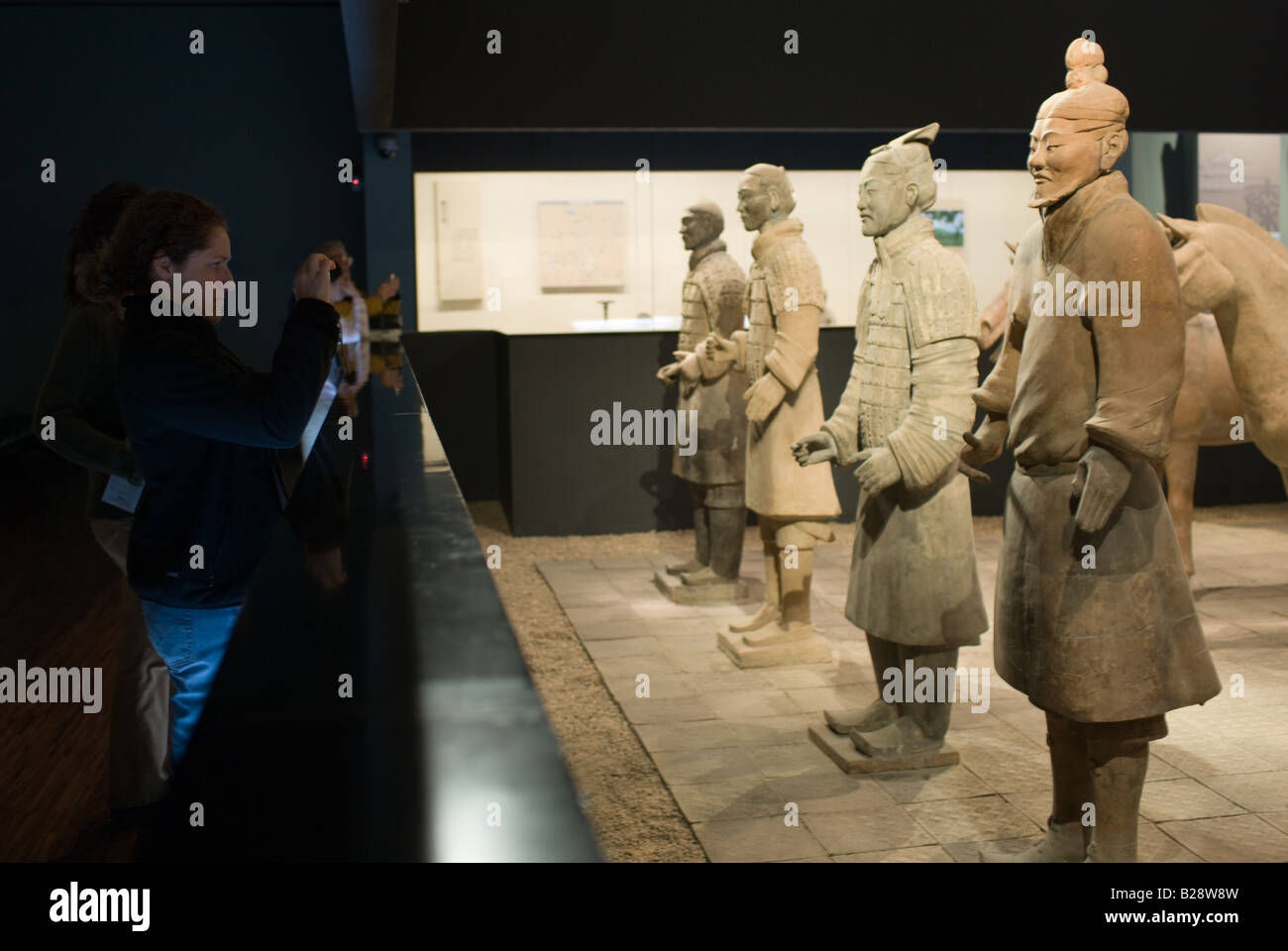 Les touristes photographie de terre cuite sur l'affichage dans le musée d'histoire de Shaanxi Xian Chine Banque D'Images