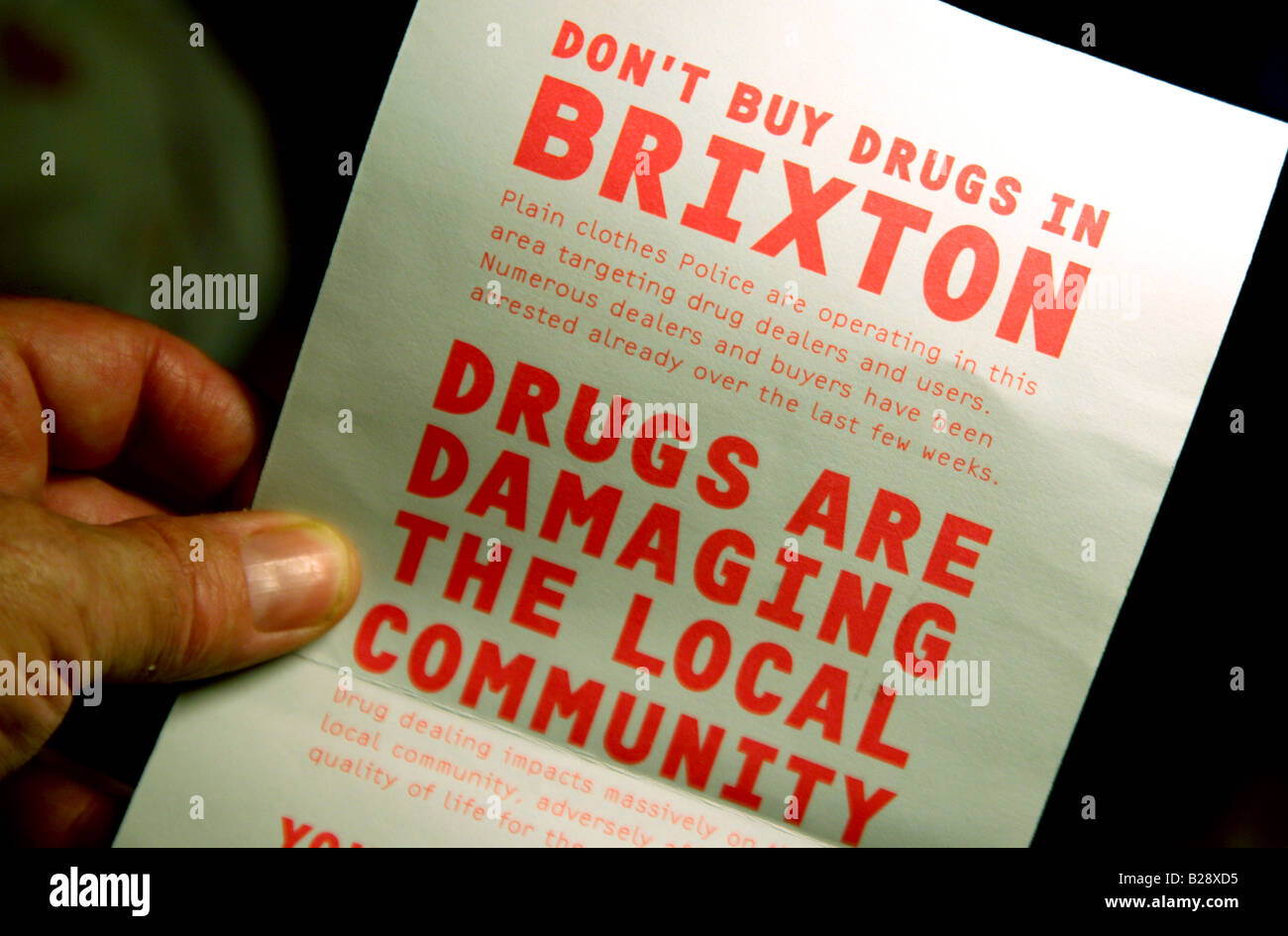 Brochure anti-drogue émis par la police à Brixton, Londres Banque D'Images