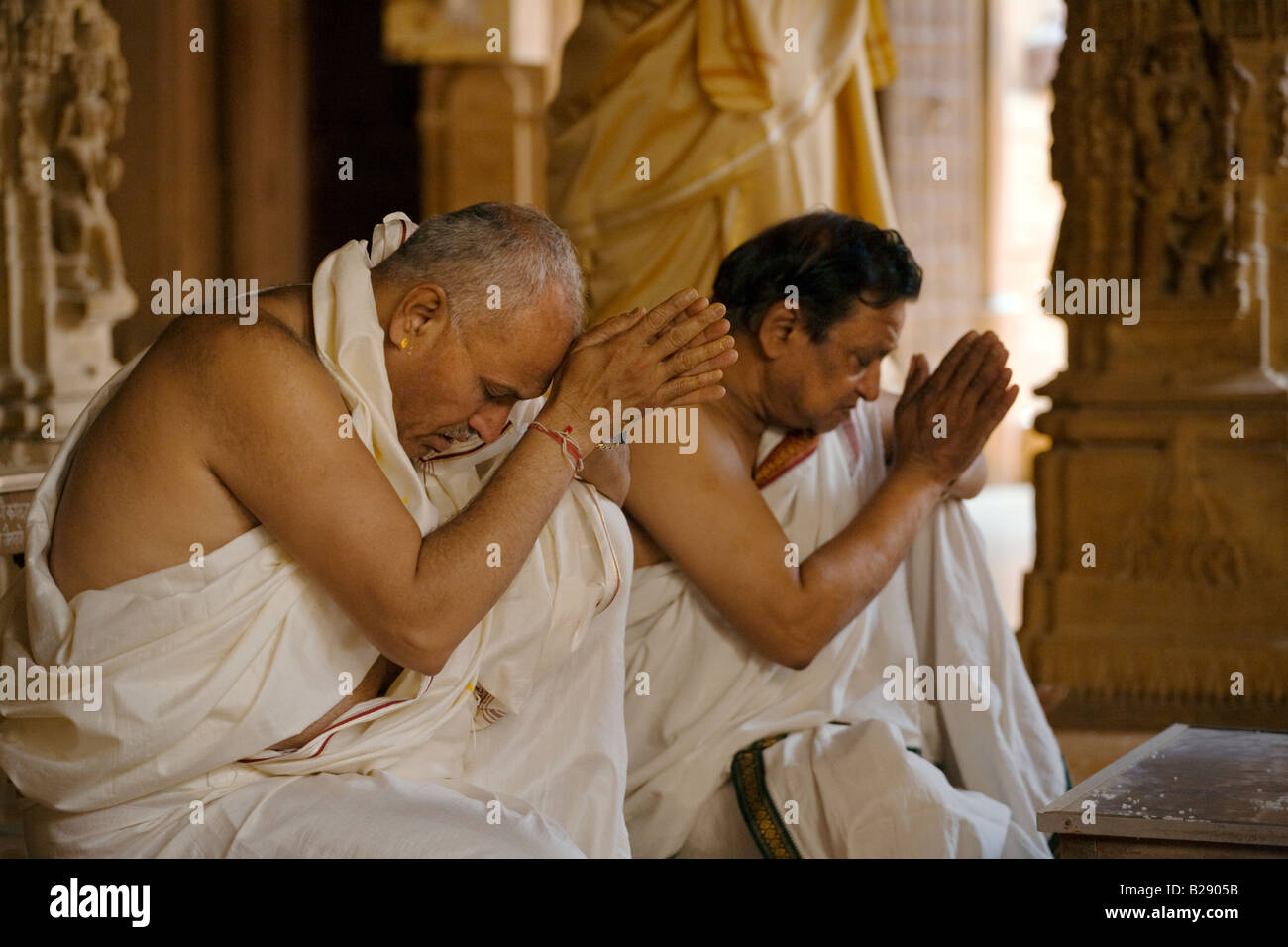 JAIN dévots ne leurs prières à l'intérieur d'un temple Jain dans le FORT DE JAISALMER RAJASTHAN INDE Banque D'Images