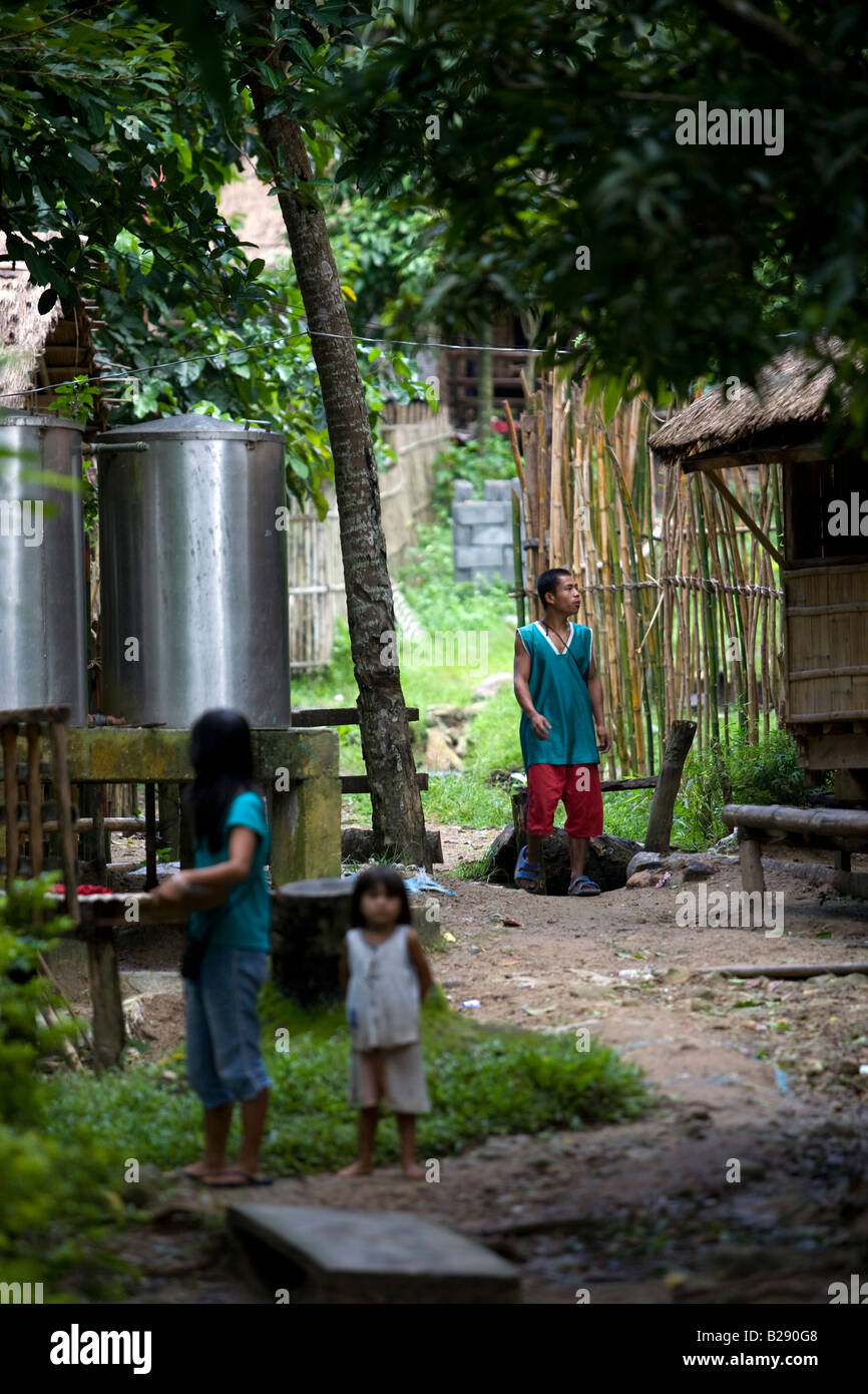 Mangyans à pied les chemins du Panaytayan communauté dans les montagnes au-dessus de Mansalay, Mindoro oriental, Philippines. Banque D'Images