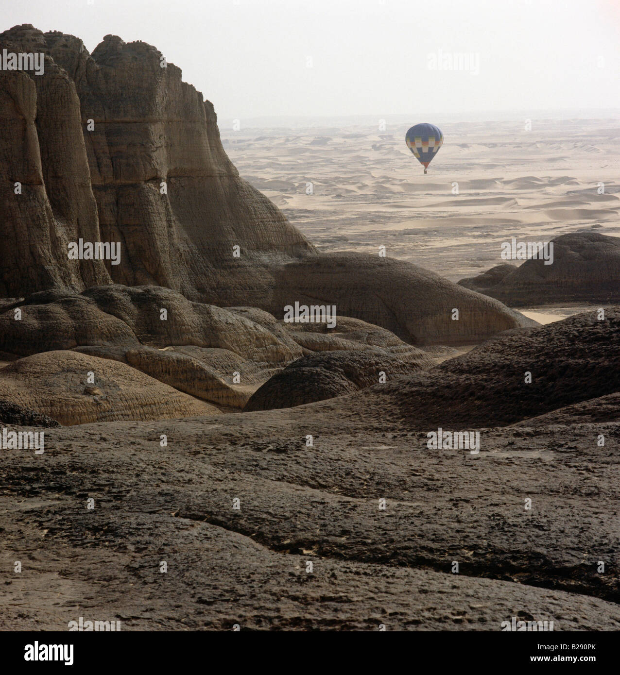 Vols en montgolfière au dessus du désert en arrière-plan le Tassili du Hoggar Algérie Sahara Sem - Allemand Photos Banque D'Images