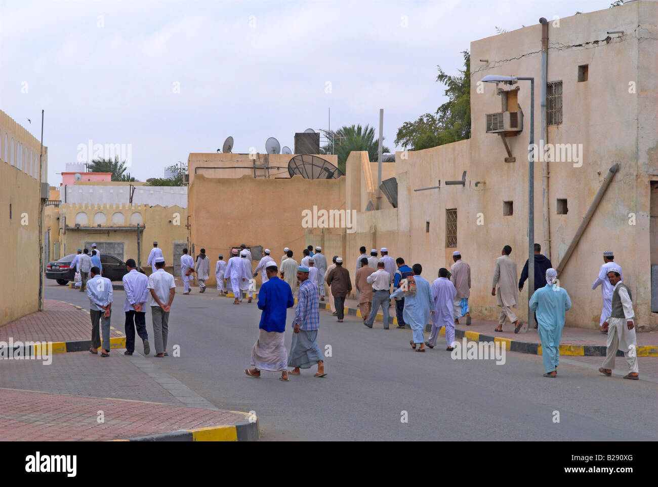 Les hommes de quitter la prière du vendredi Ar Rustaq Oman Banque D'Images