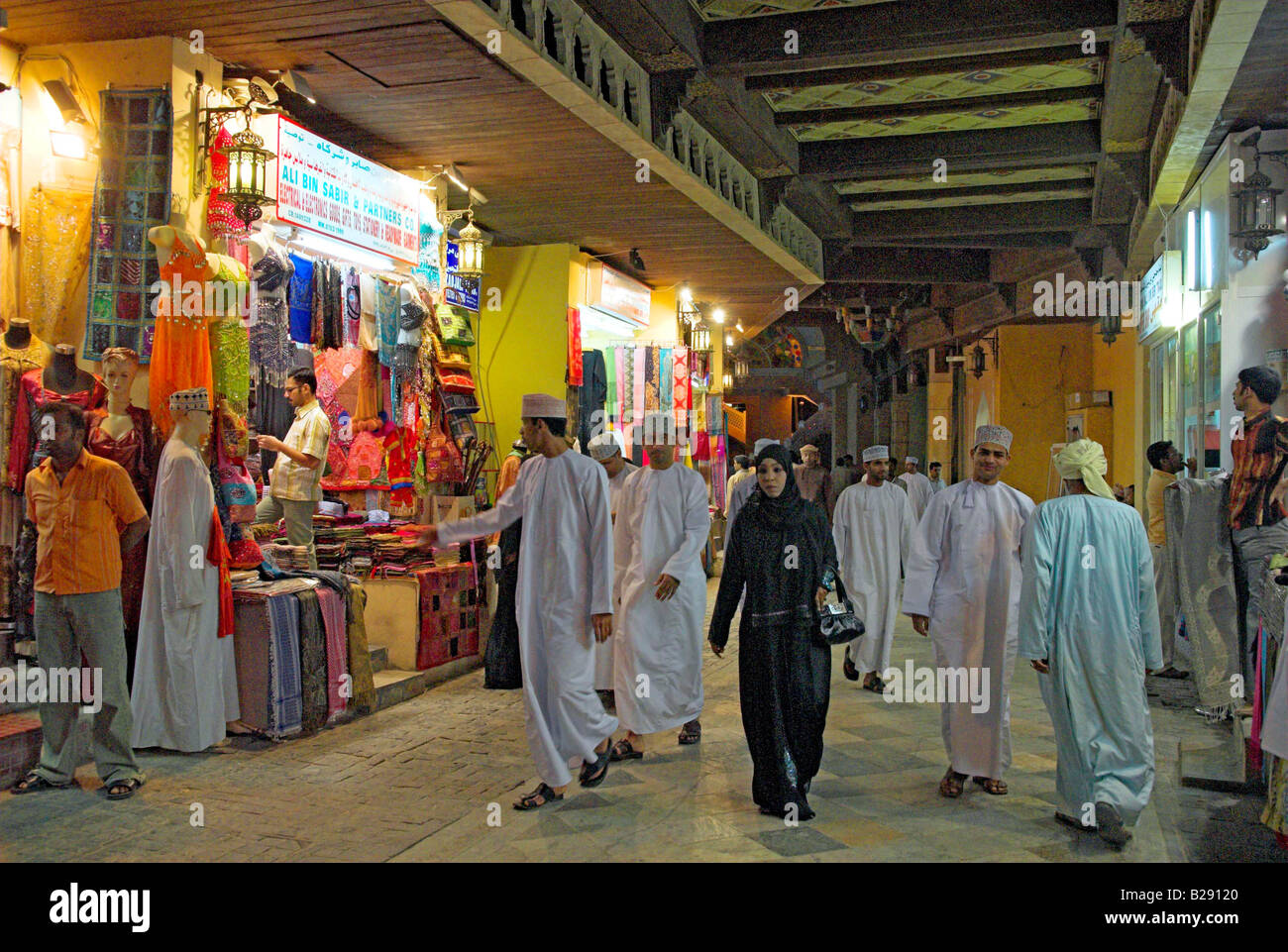 Les hommes et les femmes omanaises shopping dans le Souk Muttrah Muscat Oman Banque D'Images