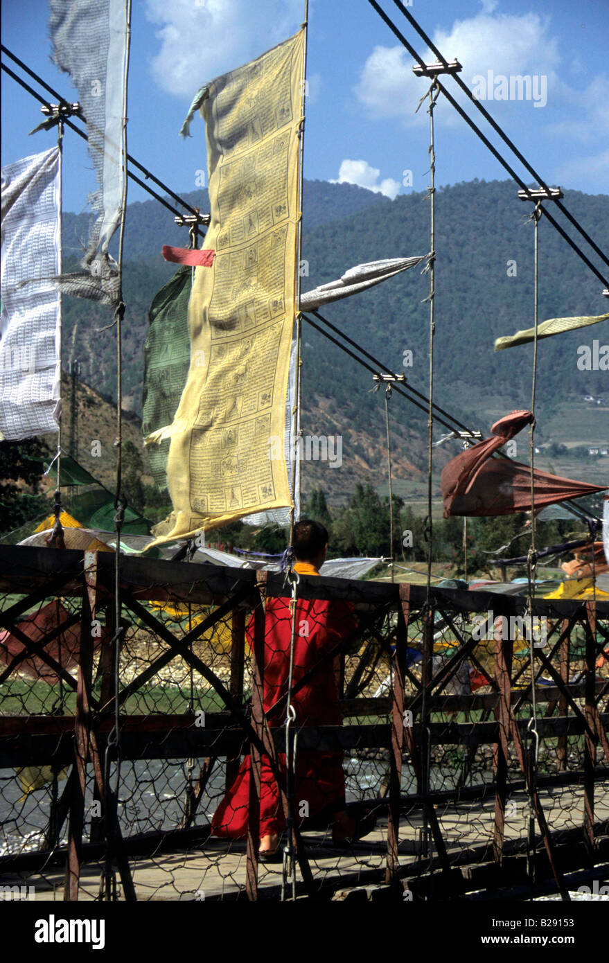 Drapeaux de prières dans le vent sur le passage à niveau à Punakha Dzong du Bhoutan de l'Ouest monastère Banque D'Images