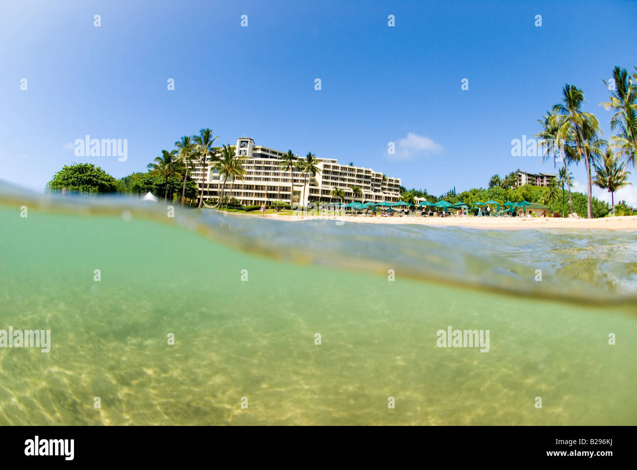 Un sur/sous l'eau photo de la l'hôtel depuis l'Princeville Baie d'Hanalei. Princeville, Baie d'Hanalei, Kauai, Hawaii USA. Banque D'Images