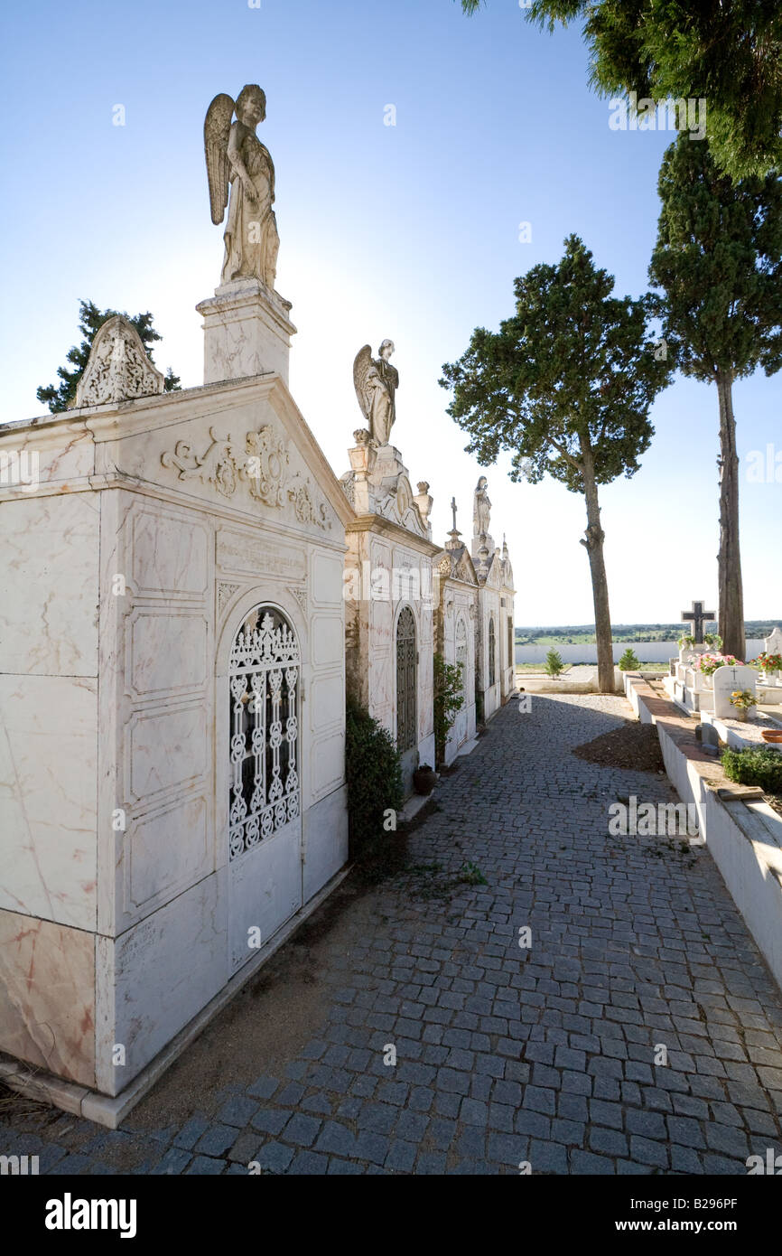 Les gens riches et nobles des tombes dans un cimetière catholique typique à Crato, district de Portalegre, Alto Alentejo, Portugal. Banque D'Images