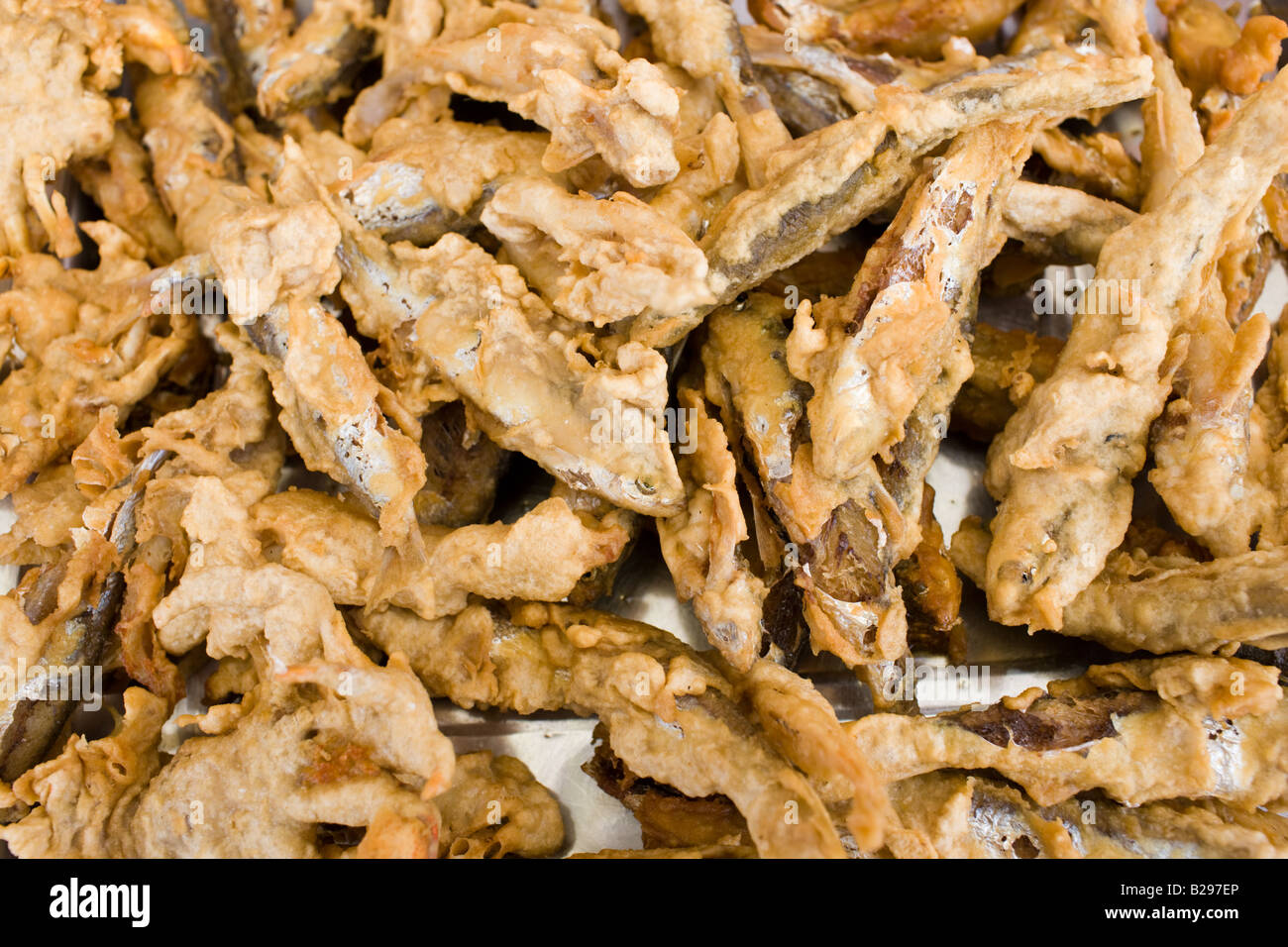 Poissons frits à la pâte à street kitchen en Chine Fengdu Banque D'Images