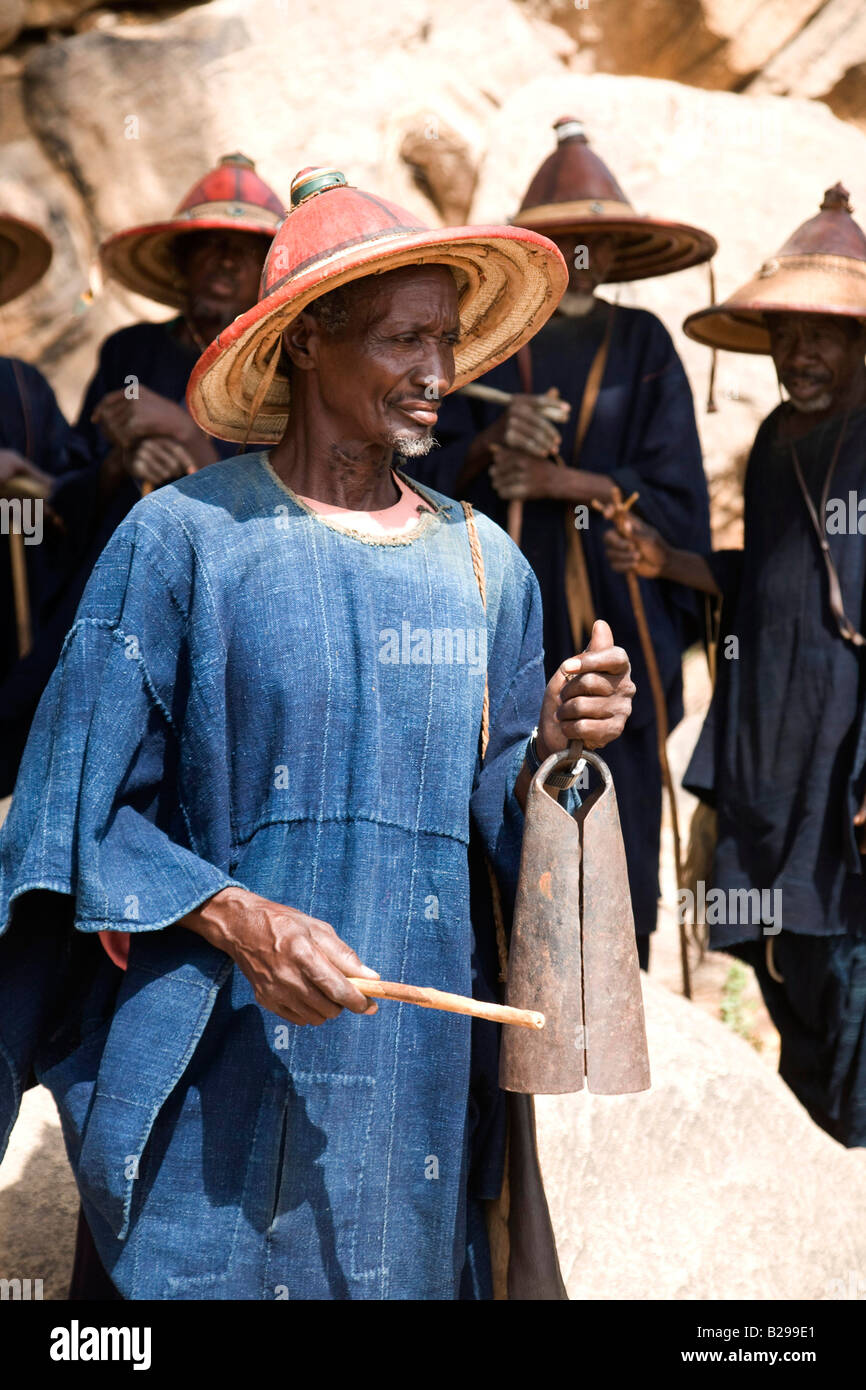 Mali Bandiagara Pays Dogan Tireli musicien danse masquée Banque D'Images