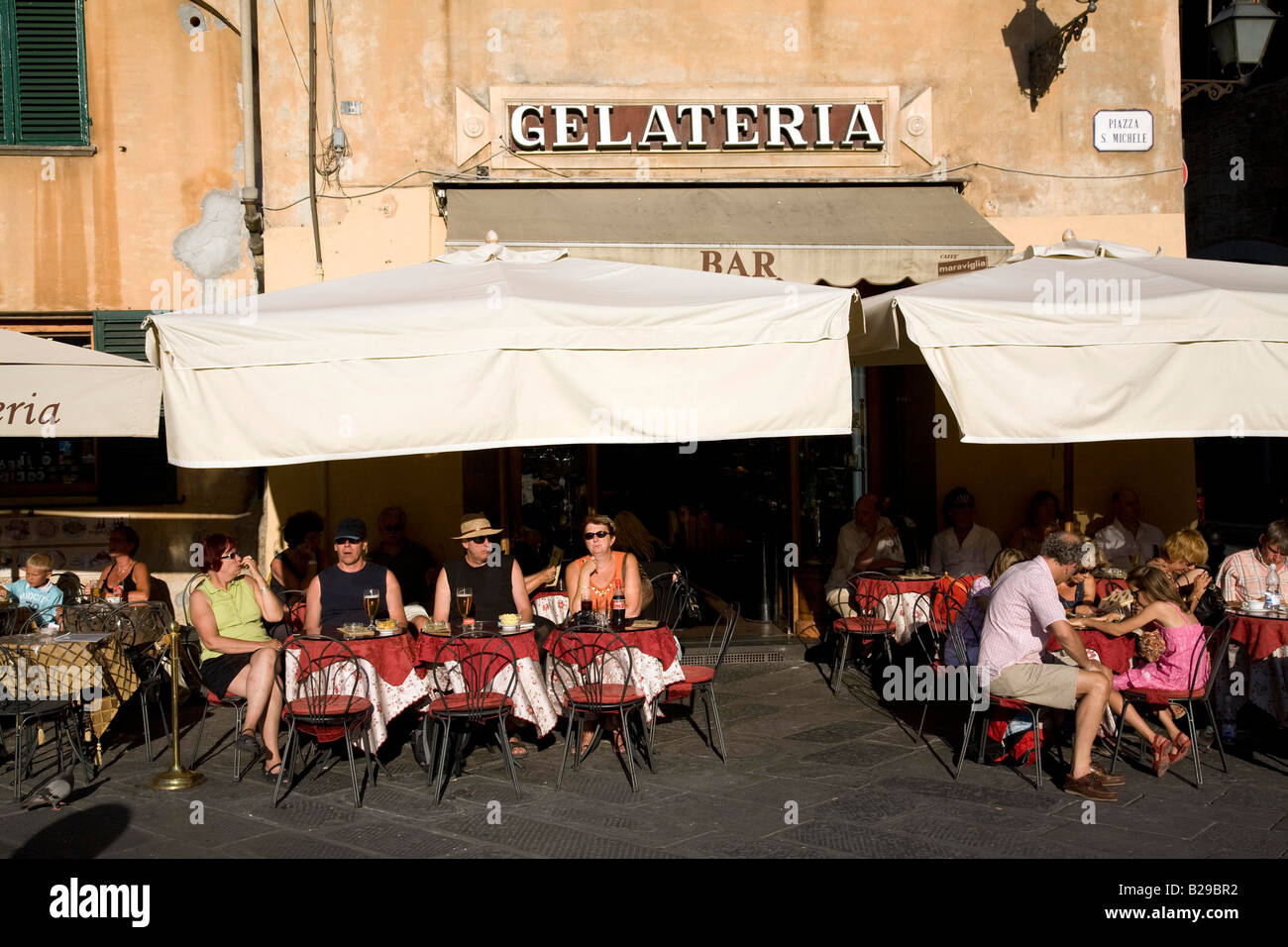 Les touristes de détente en plein air d'une glace Gelateria Parour à Piazza San Michele Lucca Toscane Italie Banque D'Images