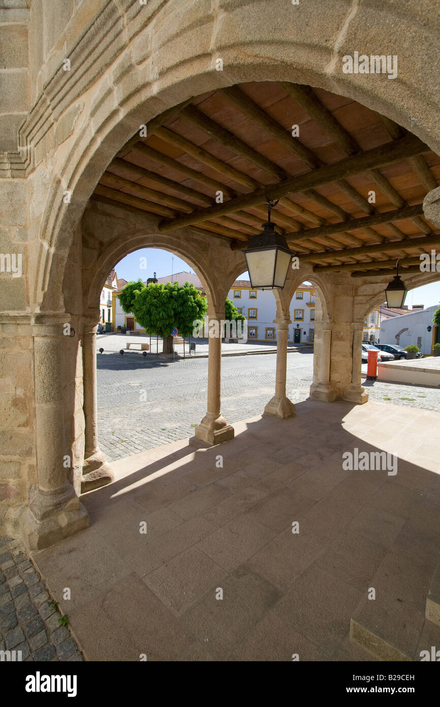 Vue de la place de la municipalité de Crato (Portugal), vu de dessous de la célèbre musée Grão-Avant d'une véranda. Banque D'Images