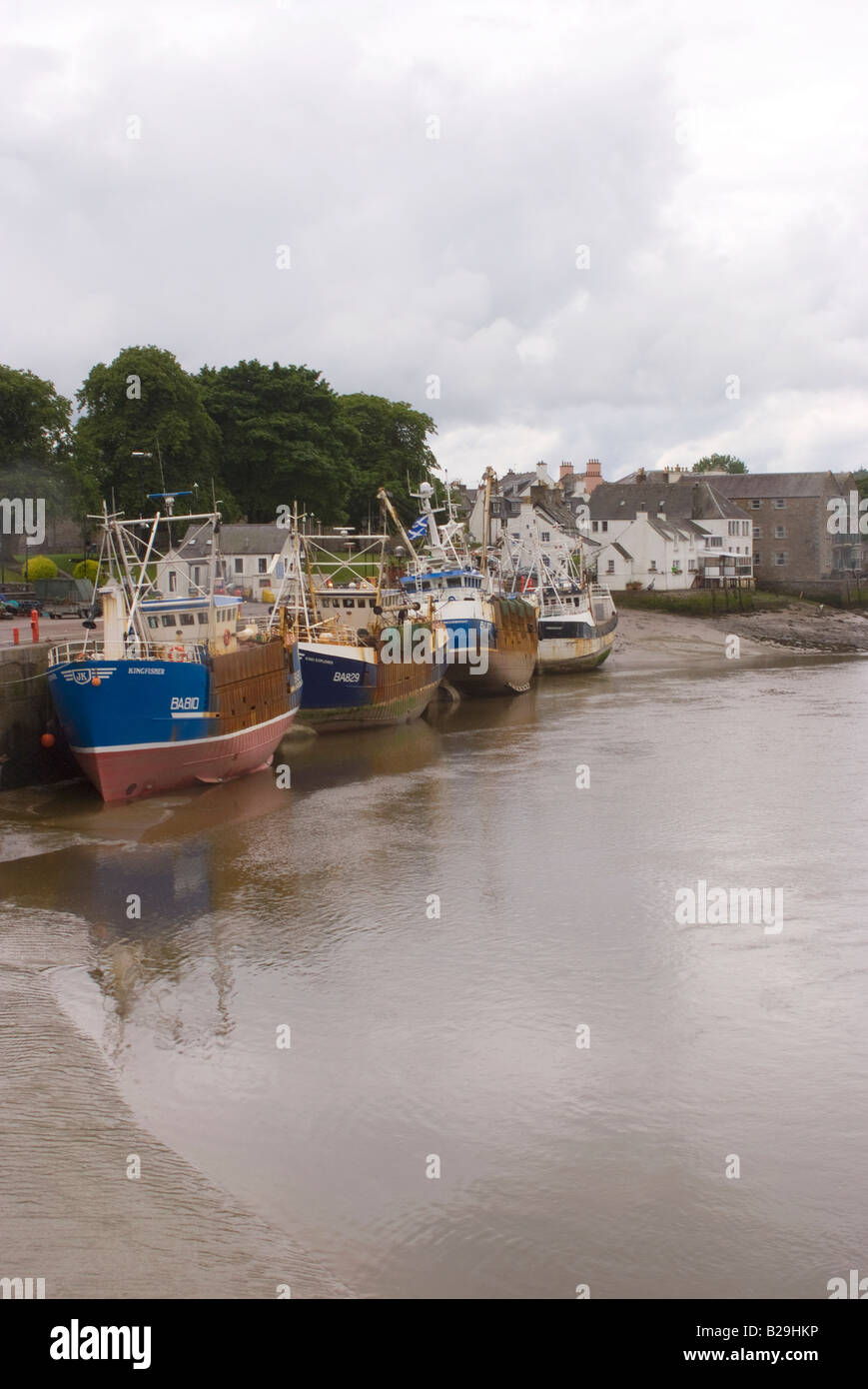 Les bateaux de pêche amarrés au port Kirkudbright sur rivière Dee avec Tide à Dumfries et Galloway Ecosse Royaume-Uni UK Banque D'Images