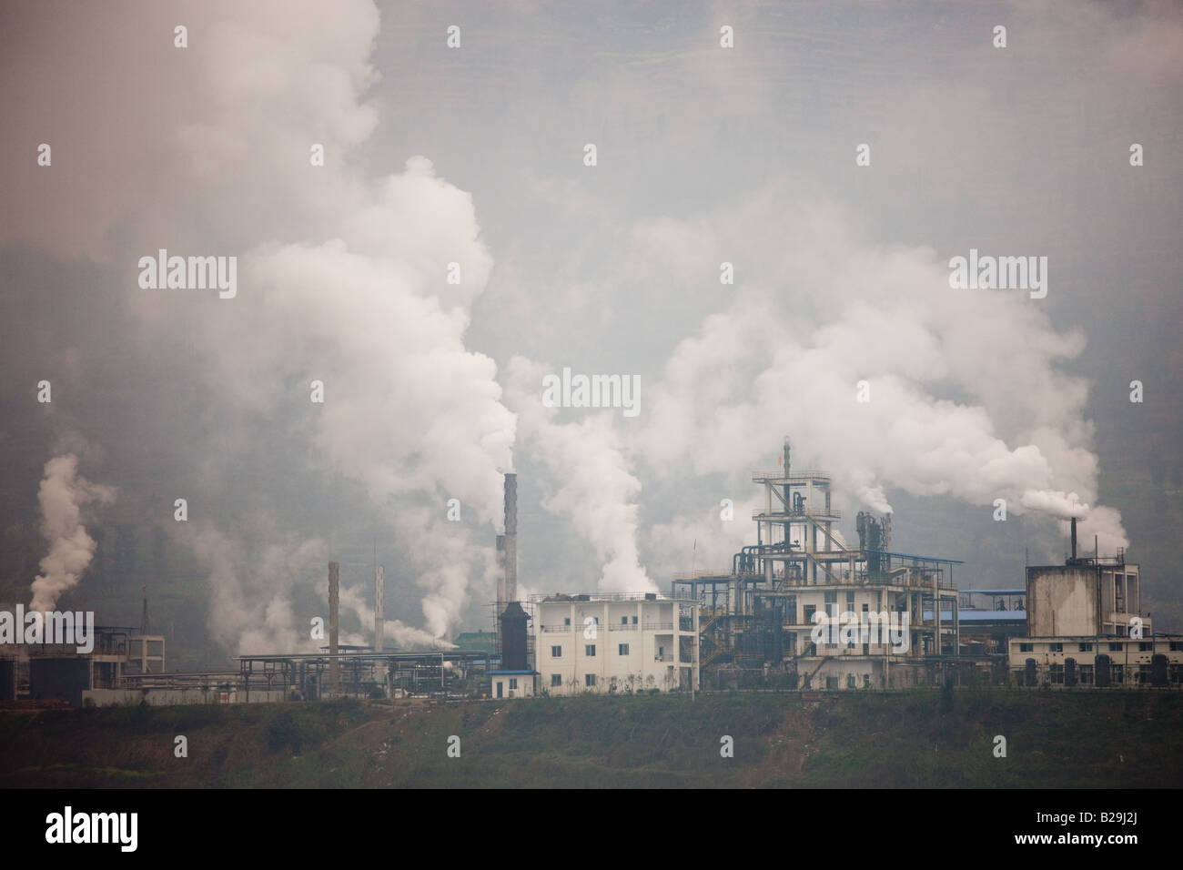 La pollution provenant des usines de ciment le long de la rivière Yangtze Chine Banque D'Images