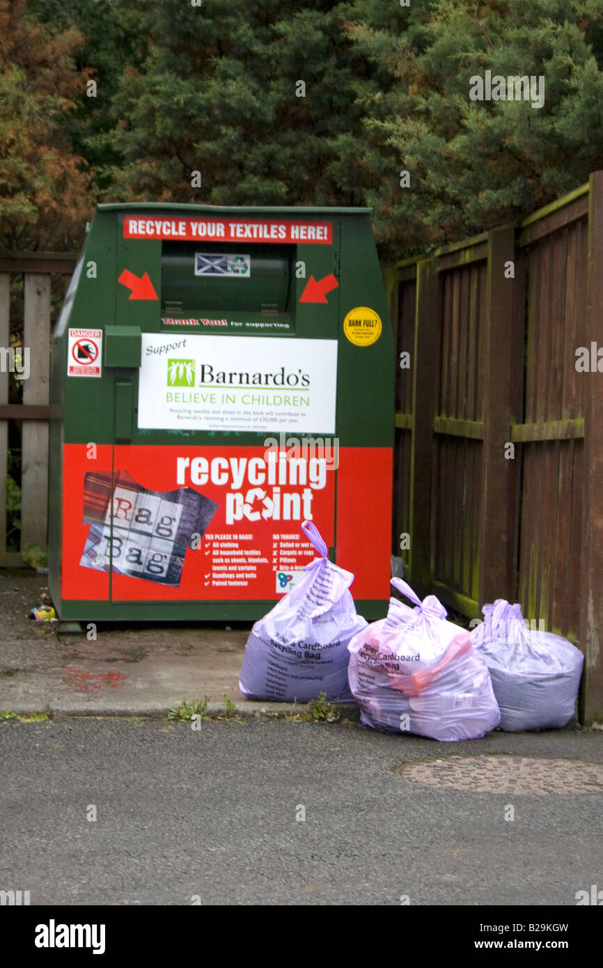 Banque de vêtements en Ecosse UK collecter des fonds pour les enfants Barnardo charité avec trois papiers et cartons le recyclage des sacs en plastique Banque D'Images