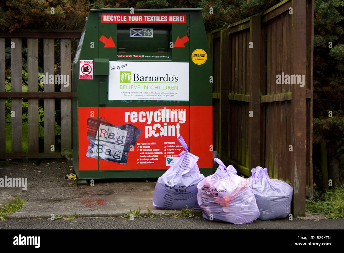 Banque de vêtements en Ecosse UK collecter des fonds pour les enfants Barnardo charité avec trois papiers et cartons le recyclage des sacs en plastique Banque D'Images