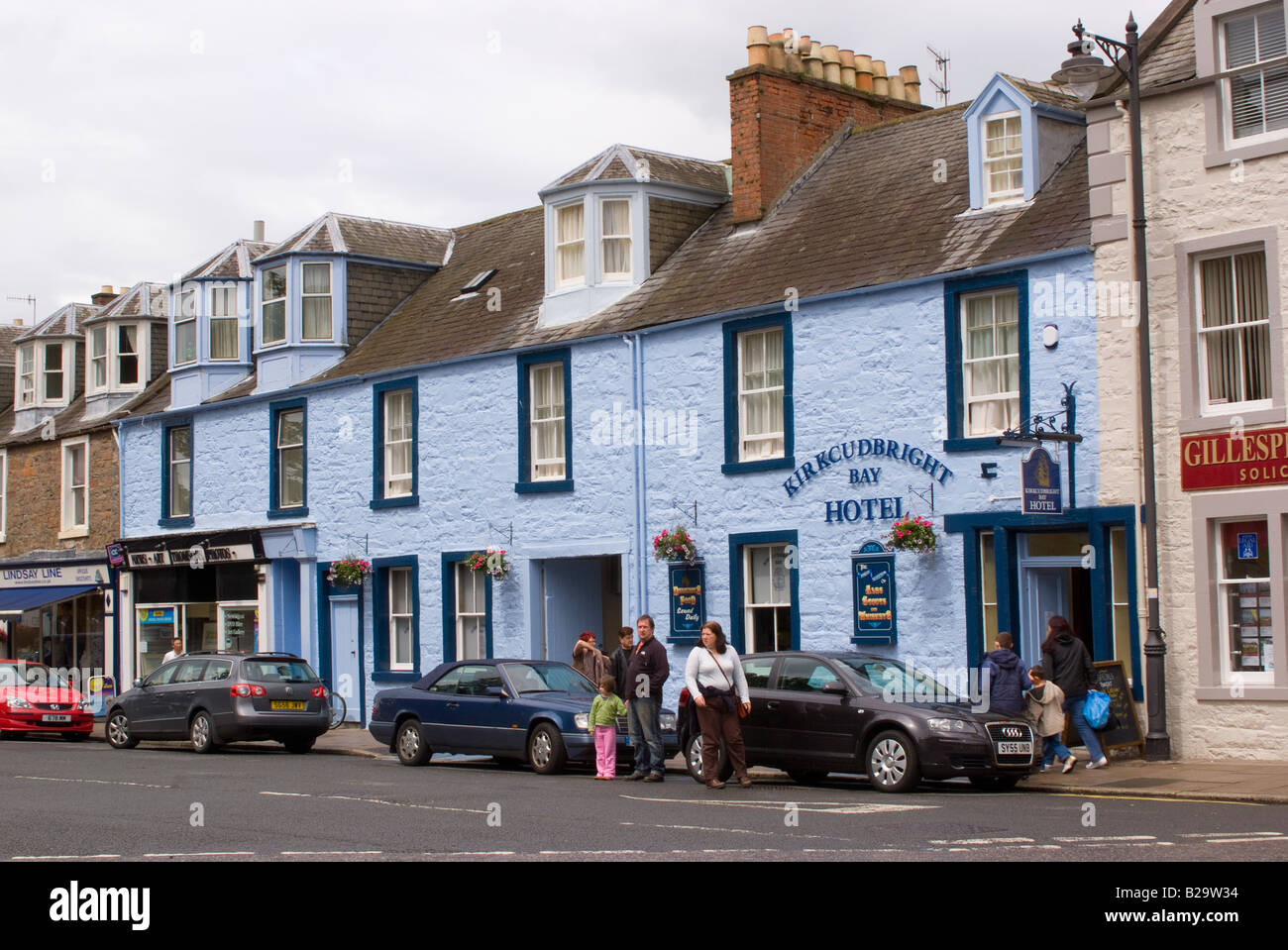 Les boutiques de l'hôtel et procureurs bureau en centre de ville à Kirkcudbright Dumfries et Galloway Ecosse Royaume-Uni UK Banque D'Images