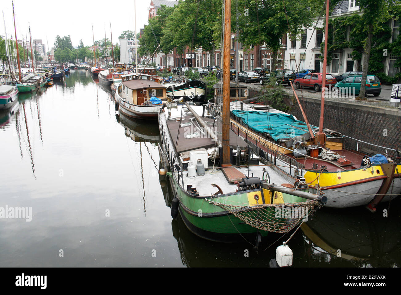 Vieux bateaux en canal à Groningen Banque D'Images