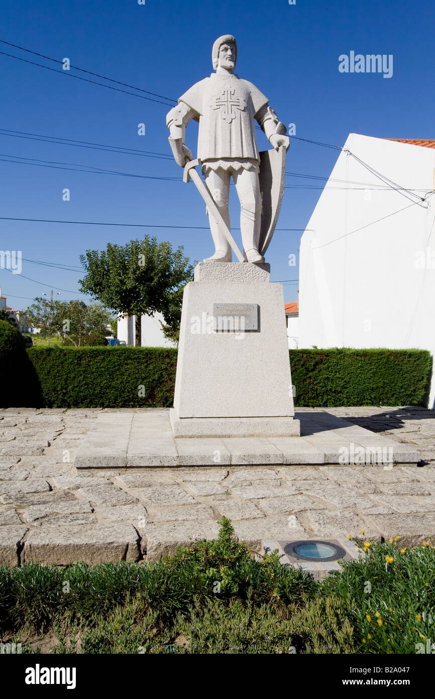 Statue de D. Nuno Álvares Pereira dans la région de Flor da Rosa, le Portugal. Héros national portugais - chevalier médiéval de l'Ordre de Malte Banque D'Images