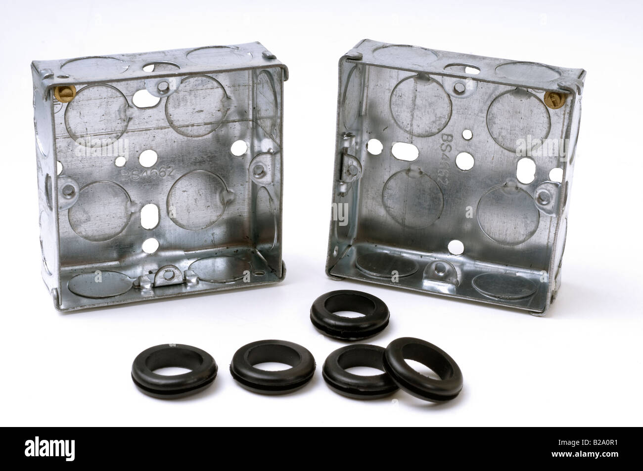 Deux metal prise électrique avec terre et oeillets de fixation Banque D'Images