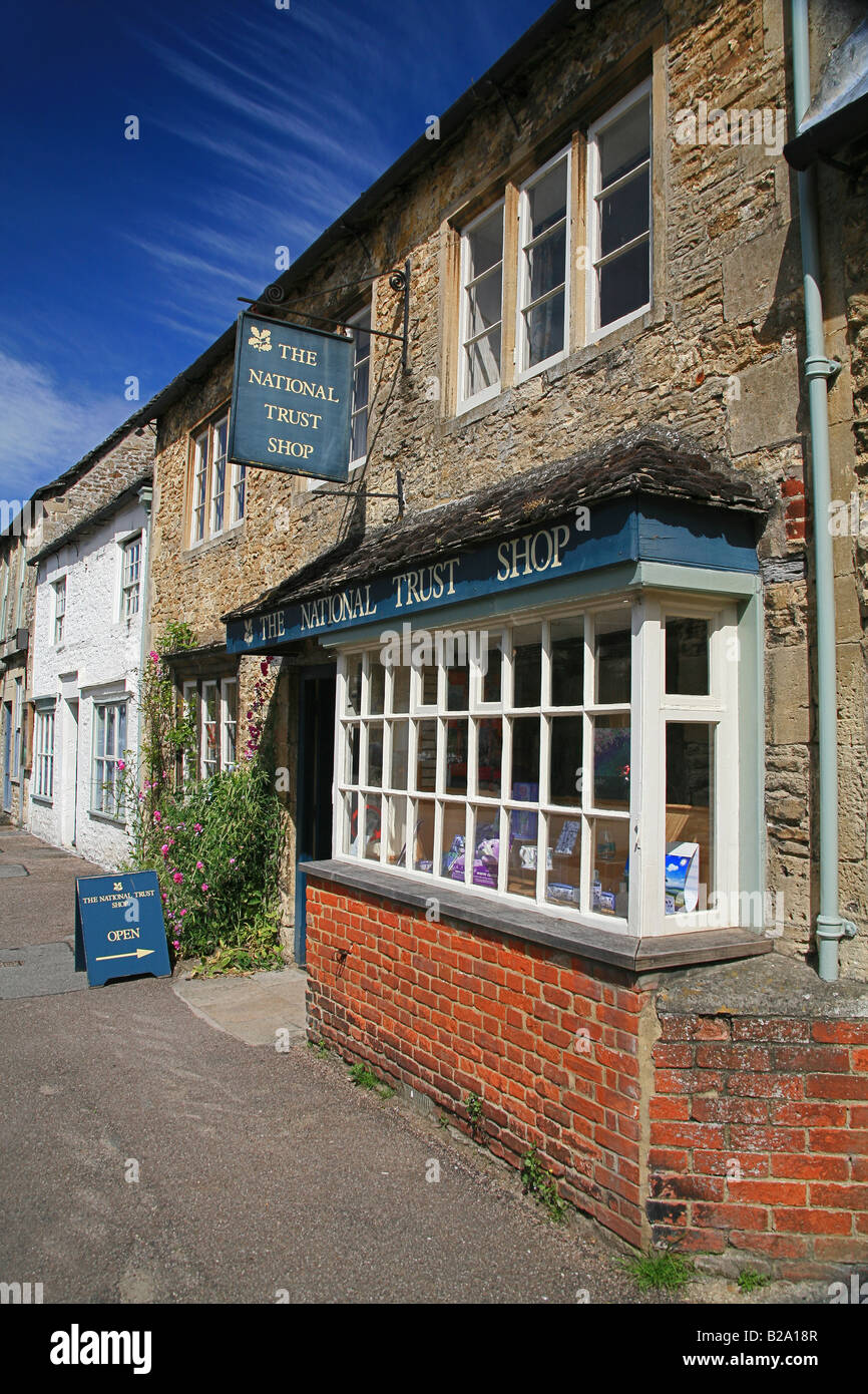 Le National Trust boutique sur la rue principale du village de Lacock dans le Wiltshire UK Banque D'Images