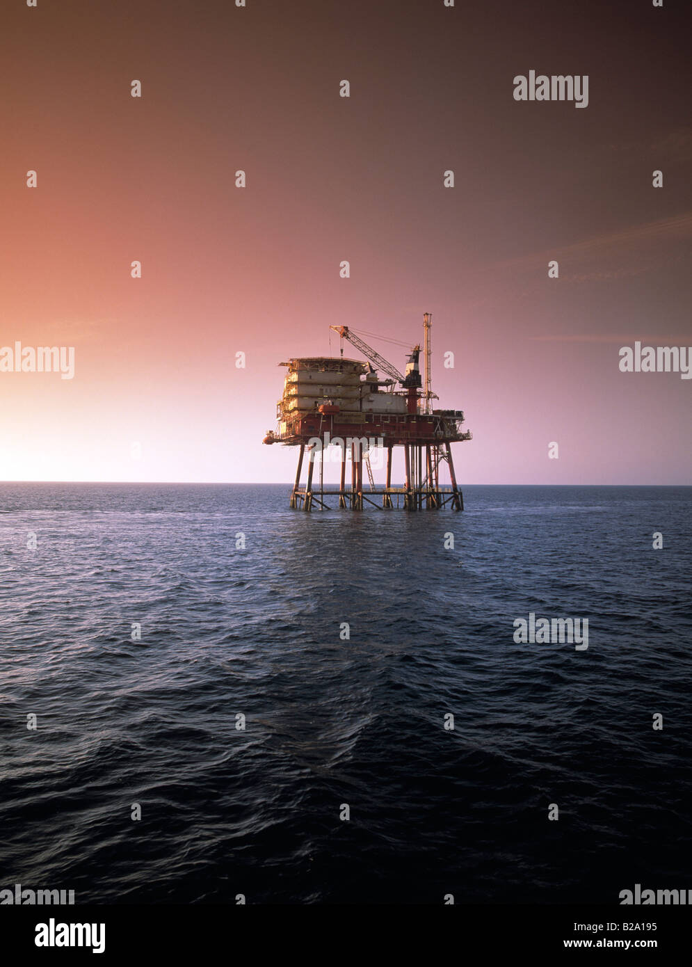 La plate-forme d'exploration de gaz/pétrole/rig se trouve au milieu de l'océan Atlantique Banque D'Images