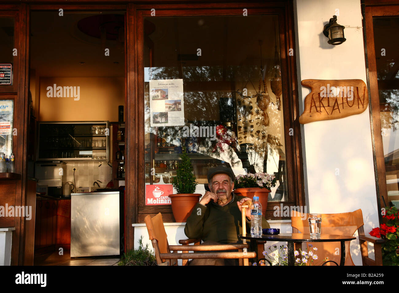 Grèce Crète Agia Kiriaki un petit village de pêcheurs au sud-ouest de la péninsule de Pelion la population locale dans un café Banque D'Images